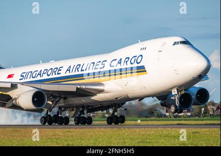 Singapore Airlines Cargo Boeing 747 während der Landephase Stockfoto