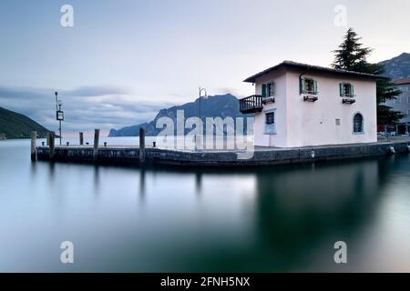 Der Hafen von Torbole am Gardasee. Provinz Trient, Trentino-Südtirol, Italien, Europa. Stockfoto