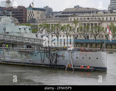 Themse, London, Großbritannien. 17 Mai 2021. Der Cruiser HMS Belfast erhält dringend benötigte t.l.c, da er vor seiner Wiedereröffnung im Juli 2021 grundiert und neu lackiert wird. Quelle: Malcolm Park/Alamy Live News. Stockfoto