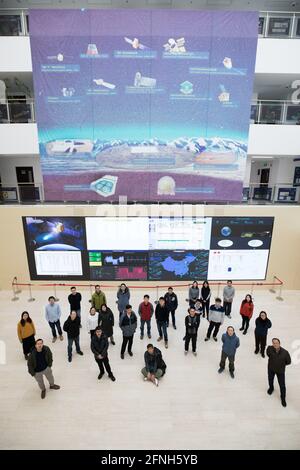 (210517) -- PEKING, 17. Mai 2021 (Xinhua) -- einige Forscher des chinesischen Large High Altitude Air Shower Observatory (LHAASO) posieren für ein Gruppenfoto am Institut für Hochenergiephysik (IHEP) der chinesischen Akademie der Wissenschaften (CAS) in Peking, der Hauptstadt Chinas, am 19. Januar 2021. Chinesische Wissenschaftler haben ein Dutzend ultrahochenergetischer (UHE) kosmischer Beschleuniger innerhalb der Milchstraße entdeckt, ein Fund, der das Verständnis der Menschheit über die Galaxie kippen und helfen könnte, den Ursprung der kosmischen Strahlung aufzudecken, was Wissenschaftler seit einem Jahrhundert verwirrt. Die Ergebnisse basierten auf den Beobachtungen von Stockfoto