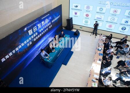 (210517) -- PEKING, 17. Mai 2021 (Xinhua) -- Forscher beantworten Fragen auf einer Pressekonferenz, die am 17. Mai 2021 am Institut für Hochenergiephysik (IHEP) der Chinesischen Akademie der Wissenschaften (CAS) in Peking, der Hauptstadt Chinas, stattfand. Chinesische Wissenschaftler haben ein Dutzend ultrahochenergetischer (UHE) kosmischer Beschleuniger innerhalb der Milchstraße entdeckt, ein Fund, der das Verständnis der Menschheit über die Galaxie kippen und helfen könnte, den Ursprung der kosmischen Strahlung aufzudecken, was Wissenschaftler seit einem Jahrhundert verwirrt. Die Ergebnisse basierten auf den Beobachtungen des chinesischen Observators für große Luftduschen in hoher Höhe Stockfoto