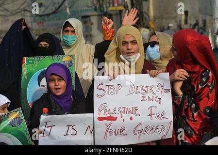 Pakistanische schiitische Muslime, Frauen und Kinder, nehmen an einer Kundgebung Teil, um die Anwendung von Gewalt gegen Palästinenser im Gazastreifen in Lahore, Pakistan, am 16. Mai 2021 zu verurteilen. (Foto von Rana Sajid Hussain / Pacific Press/Sipa USA) Stockfoto