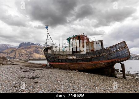 Schiffswrack am Loch Linnhe Ufer bei Corpach Schottland mit Ben Nevis im Hintergrund Stockfoto