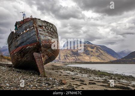 Schiffswrack am Loch Linnhe Ufer bei Corpach Schottland mit Ben Nevis im Hintergrund Stockfoto