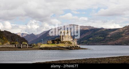 Panorama von Eilean Donan Castle am Loch Duich Schottland in Sonnenschein Stockfoto