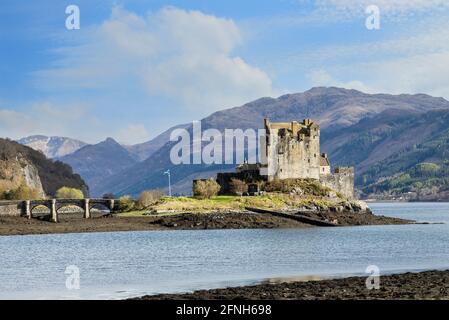Eilean Donan Castle am Loch Duich Schottland bei Sonnenschein Stockfoto