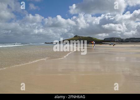 Glatter, flacher, nasser Sand bei Ebbe am Strand von Porthmeor Mit Surfflaggen Stockfoto