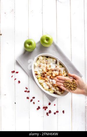 Kardamom-Gewürz in der Füllung für den Apfelstrudel bestehend aus Äpfeln, Rosinen, geriebener Zitronenschale, Maismehl, Zimt, Rum und Vanillepulver. Stockfoto