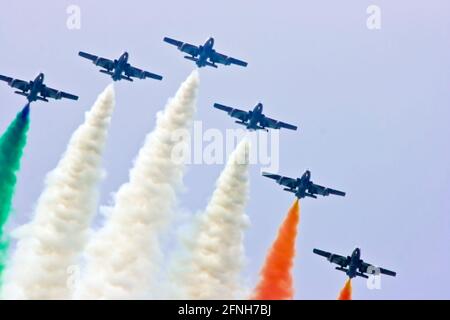 VIGNA DI VALLE, ROM, ITALIEN - 1. JUNI 2008: Dreifarbige Flagge Italiens vom Kunstflugteam der italienischen Luftwaffe am Himmel gezeichnet. Stockfoto