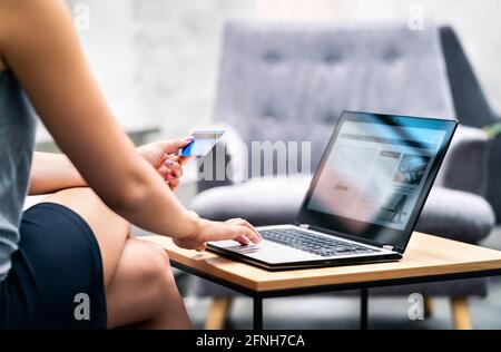 Geschäftsfrau, die zum Kauf Kreditkartenzahlungen verwendet. Online-Bankidentifizierung und Website in Laptop. E-Commerce-Transaktionsdaten und -Informationen. Stockfoto