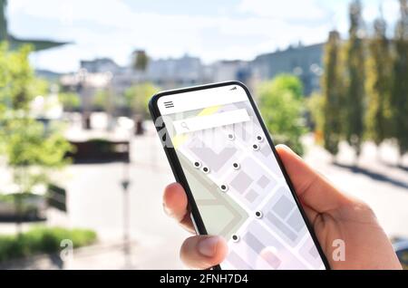 Karten-App auf dem Mobiltelefon, um eine Position zu suchen oder zum Ziel in der Stadt zu navigieren. Platzieren Sie die Markierung und das Zeigersymbol. Online-GPS-Guide auf dem Smartphone. Stockfoto