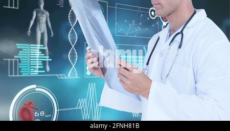 Zusammensetzung des männlichen Arztes mithilfe eines virtuellen Bildschirms mit medizinischen Symbolen Auf blauem Hintergrund Stockfoto