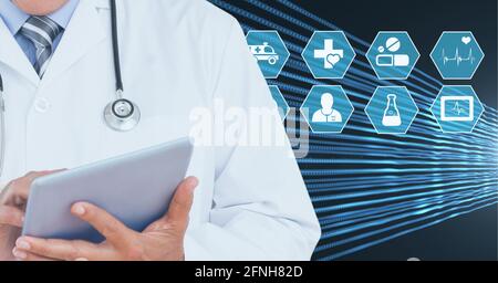 Zusammensetzung des männlichen Arztes mithilfe eines virtuellen Bildschirms mit medizinischen Symbolen Auf blauem Hintergrund Stockfoto