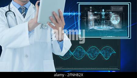 Zusammensetzung des männlichen Arztes mithilfe eines virtuellen Bildschirms mit medizinischen Symbolen Auf blauem Hintergrund Stockfoto