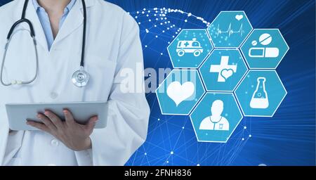 Zusammensetzung des männlichen Arztes mithilfe eines virtuellen Bildschirms mit medizinischen Symbolen Auf blauem Hintergrund Stockfoto