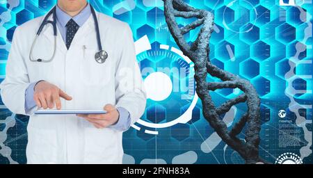 Zusammensetzung des männlichen Arztes unter Verwendung eines virtuellen Bildschirms mit dna-Strang Auf blauem Hintergrund Stockfoto