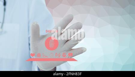 Zusammensetzung des männlichen Arztes mit virtuellen Bildschirm mit roten medizinischen Symbole auf weißem Hintergrund Stockfoto