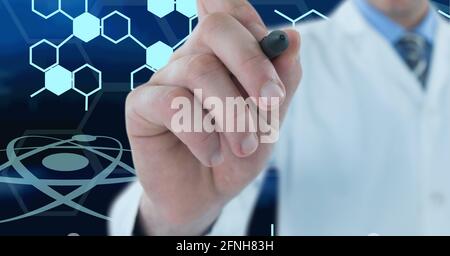 Zusammensetzung des männlichen Arztes mit Marker über dem virtuellen Bildschirm mit Medizinische Symbole auf blauem Hintergrund Stockfoto