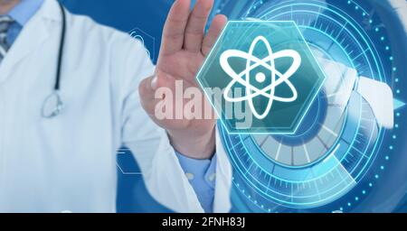 Zusammensetzung des männlichen Arztes mithilfe eines virtuellen Bildschirms mit medizinischen Symbolen Auf blauem Hintergrund Stockfoto
