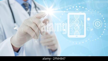 Zusammensetzung des männlichen Arztes mithilfe eines virtuellen Bildschirms mit medizinischen Symbolen Auf blauem Hintergrund Stockfoto