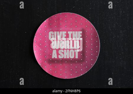 A Give the world a shot Sticker, der die globale Einführung befürwortet Des covid 19-Impfstoffs Stockfoto
