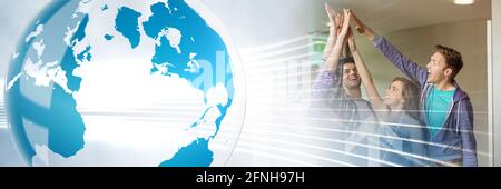 Zusammensetzung von Globus und Pfeil über Studenten High Fiving Stockfoto