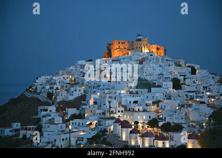 Blue Hour Landschaft mit Panoramablick auf die venezianische Burg Querini und die traditionellen weiß getünchten Häuser auf dem Hügel auf der Insel Astypalaia, Griechenland. Stockfoto