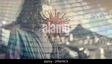 Zusammensetzung der Datenverarbeitung und covid 19 Zelle über Frau Tragen Gesichtsmaske in der Stadt Stockfoto