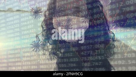 Zusammensetzung der Datenverarbeitung und covid 19 Zellen über Frau Tragen Gesichtsmaske in der Stadt Stockfoto