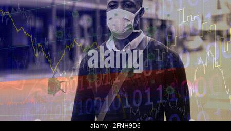 Zusammensetzung der Datenverarbeitung und covid 19 Zellen über den Menschen Tragen Gesichtsmaske in der Stadt Stockfoto