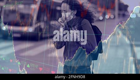 Zusammensetzung der Datenverarbeitung und covid 19 Zelle über Frau Tragen Gesichtsmaske in der Stadt Stockfoto