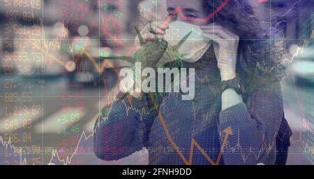 Zusammensetzung der Datenverarbeitung und covid 19 Zelle über Frau Tragen Gesichtsmaske in der Stadt Stockfoto