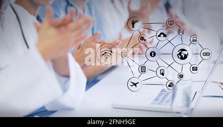 Aufbau eines Netzwerks von digitalen Symbolen über der Mitte des Klatschs Ärzte Stockfoto