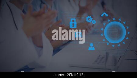 Aufbau eines Netzwerks von digitalen Symbolen über der Mitte des Klatschs Ärzte Stockfoto