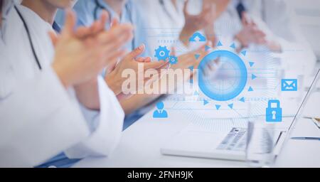 Aufbau eines Netzwerks von digitalen Symbolen über der Mitte des Klatschs Ärzte Stockfoto