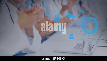 Aufbau eines Netzwerks von digitalen Symbolen über der Mitte des Klatschs Ärzte Stockfoto