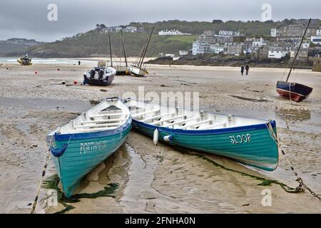 Zwei türkisfarbene Boote, die bei Ebbe in St. Ives gestrandet sind Hafen Stockfoto