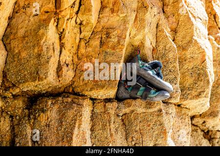 Professionelle Kletterschuhe auf dem Felsen am Strand mit Speicherplatz kopieren Stockfoto