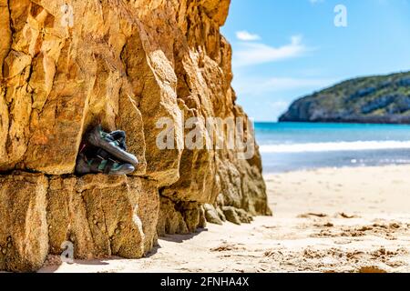 Professionelle Kletterschuhe auf dem Felsen am Strand mit Speicherplatz kopieren Stockfoto