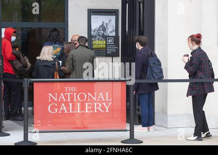 London, Großbritannien. Mai 2021. Da Lockdown-Beschränkungen Londoner lockern, besuchen Sie Museen und essen drinnen. In der National Gallery am Trafalgar Square stehen Besucher mit vorab reservierten Tickets an, um einzuchecken und ihre Hände zu desinfizieren. Quelle: Anna Watson/Alamy Live News Stockfoto