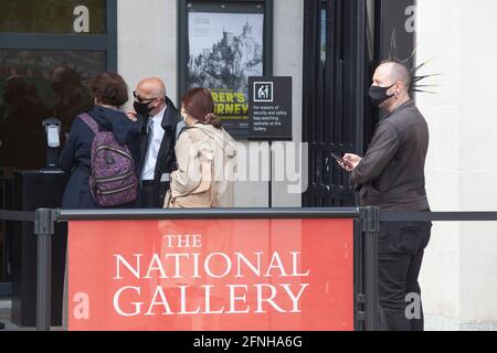 London, Großbritannien. Mai 2021. Da Lockdown-Beschränkungen Londoner lockern, besuchen Sie Museen und essen drinnen. In der National Gallery am Trafalgar Square stehen Besucher mit vorab reservierten Tickets an, um einzuchecken und ihre Hände zu desinfizieren. Quelle: Anna Watson/Alamy Live News Stockfoto