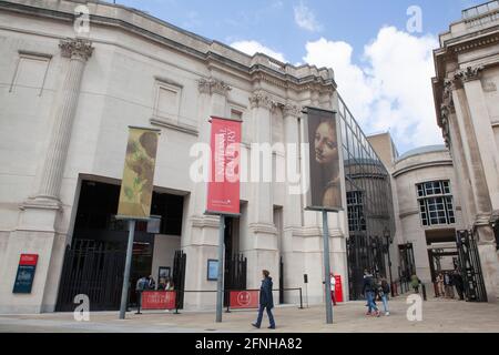 London, Großbritannien. Mai 2021. Da Lockdown-Beschränkungen Londoner lockern, besuchen Sie Museen und essen drinnen. In der National Gallery am Trafalgar Square stehen Besucher mit vorab reservierten Tickets an, um einzuchecken und ihre Hände zu desinfizieren. Quelle: Anna Watson/Alamy Live News Stockfoto