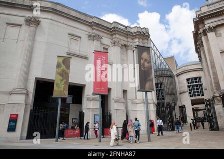 London, Großbritannien. Mai 2021. Da Lockdown-Beschränkungen Londoner lockern, besuchen Sie Museen und essen drinnen. In der National Gallery am Trafalgar Square stehen Besucher mit vorab reservierten Tickets an, um einzuchecken und ihre Hände zu desinfizieren. Quelle: Anna Watson/Alamy Live News Stockfoto