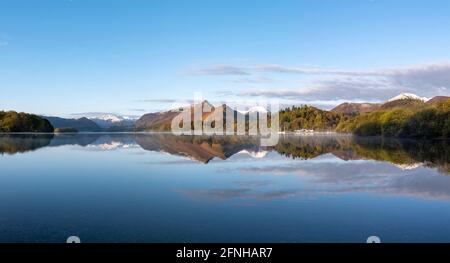 Wunderschönes Morgenlicht auf Derwentwater mit Catbells fiel und Robinson im Hintergrund mit einer Schneedecke. Lake District National Park, Cumbria, Großbritannien. Stockfoto