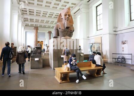 London, Großbritannien, 17. Mai 2021. Die Museen dürfen am 17. Mai 2021 als Teil der nächsten Phase der Roadmap der Regierung wieder eröffnet werden. Viele Besucher freuten sich, das British Museum wieder zu besuchen, trugen Masken und folgten einem Einbahnsystem. Monica Wells/Alamy Live News Stockfoto