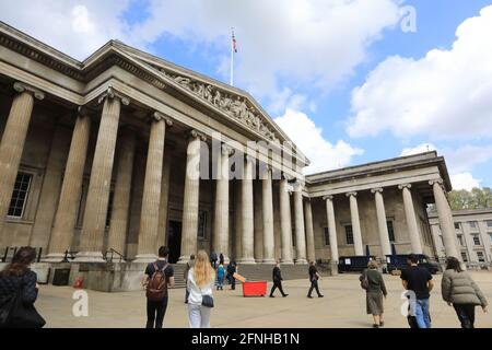 London, Großbritannien, 17. Mai 2021. Die Museen dürfen am 17. Mai 2021 als Teil der nächsten Phase der Roadmap der Regierung wieder eröffnet werden. Viele Besucher freuten sich, das British Museum wieder zu besuchen, trugen Masken und folgten einem Einbahnsystem. Monica Wells/Alamy Live News Stockfoto