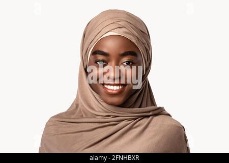 Porträt einer schönen jungen afroamerikanischen Frau lächelnd Stockfoto