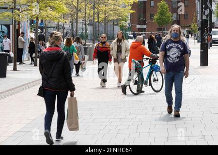 Cork, Irland. Mai 2021. Shopper überschwemmt die Stadt trotz schwerer Regenschauer, Cork, Irland. Die Käufer gingen heute in Scharen in die Stadt, obwohl erwartet wurde, dass es starke Regenschauer gab, da der nicht unbedingt benötigte Einzelhandel in diesem Jahr zum ersten Mal wiedereröffnet wurde. Kredit: Damian Coleman/Alamy Live Nachrichten Stockfoto