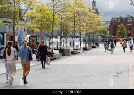 Cork, Irland. Mai 2021. Shopper überschwemmt die Stadt trotz schwerer Regenschauer, Cork, Irland. Die Käufer gingen heute in Scharen in die Stadt, obwohl erwartet wurde, dass es starke Regenschauer gab, da der nicht unbedingt benötigte Einzelhandel in diesem Jahr zum ersten Mal wiedereröffnet wurde. Kredit: Damian Coleman/Alamy Live Nachrichten Stockfoto