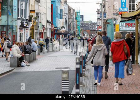 Cork, Irland. Mai 2021. Shopper überschwemmt die Stadt trotz schwerer Regenschauer, Cork, Irland. Die Käufer gingen heute in Scharen in die Stadt, obwohl erwartet wurde, dass es starke Regenschauer gab, da der nicht unbedingt benötigte Einzelhandel in diesem Jahr zum ersten Mal wiedereröffnet wurde. Kredit: Damian Coleman/Alamy Live Nachrichten Stockfoto